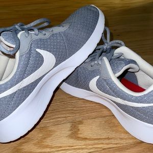 Nike Women’s Gray/White Sneaker
